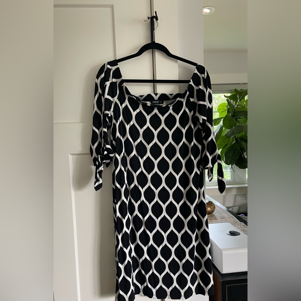 Elegant Black and White Strapless Dress